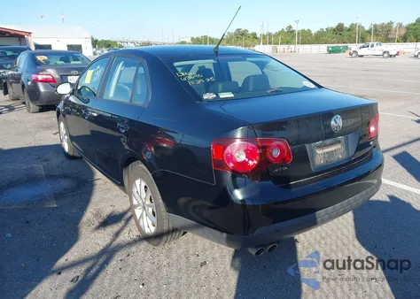 2010 Volkswagen Jetta Limited Edition z USA, uszkodzony, nr VIN 3VWAX7AJ6AM137990